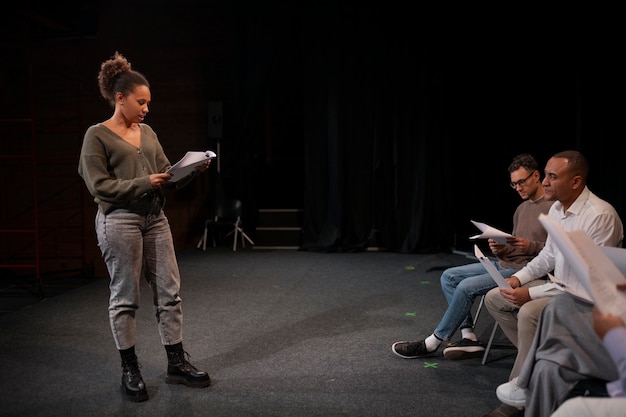 Diferentes momentos da aula de teatro