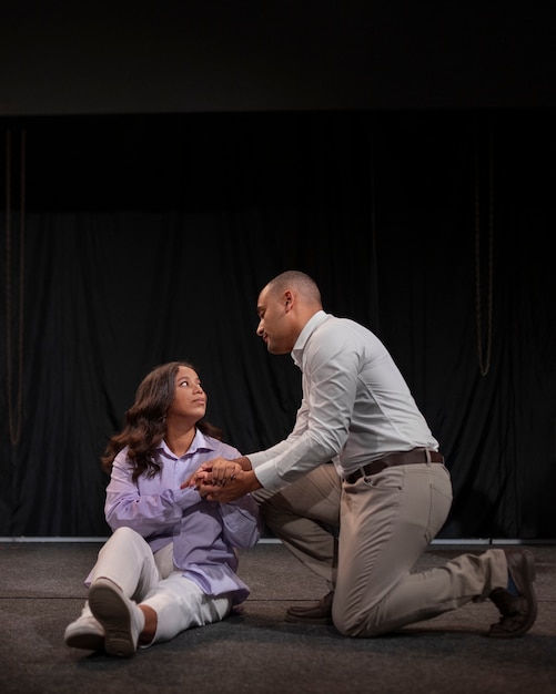 Foto grátis diferentes momentos da aula de teatro