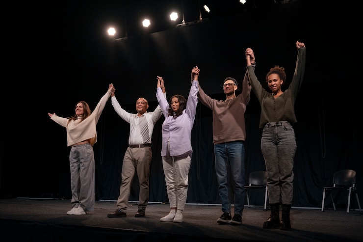 Foto grátis diferentes momentos da aula de teatro