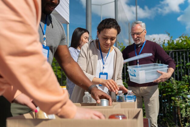 Diferentes pessoas fazendo trabalho voluntário com alimentos