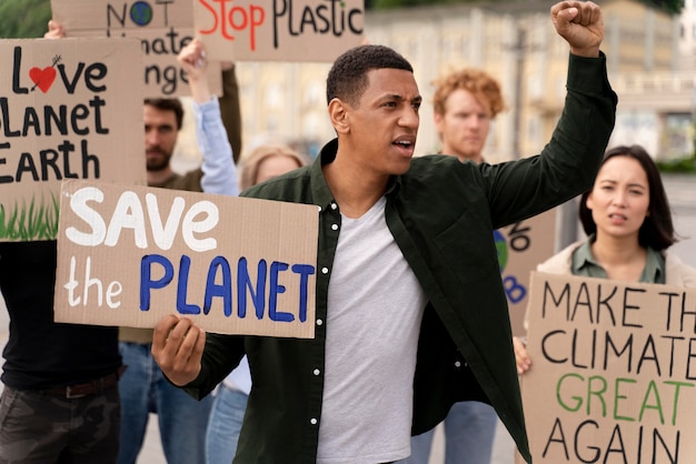Diferentes pessoas marchando em protesto contra as mudanças climáticas