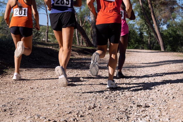 Diferentes pessoas participando de um cross country