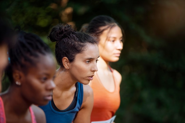 Diferentes pessoas participando de um cross country