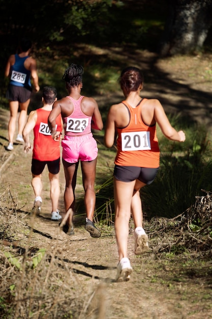 Diferentes pessoas participando de um cross country