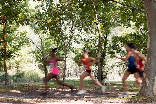 Diferentes pessoas participando de um cross country