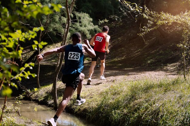 Diferentes pessoas participando de um cross country