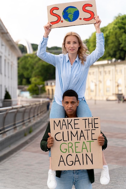 Diferentes pessoas protestando juntas por causa do aquecimento global