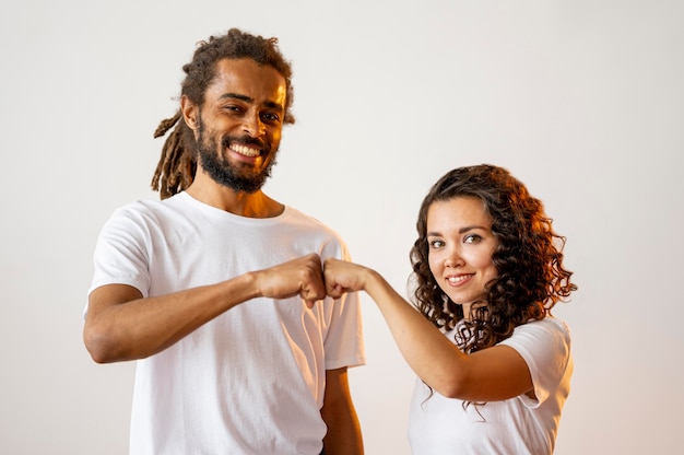 Foto grátis diferentes pessoas raciais punho batendo