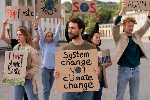 Diferentes pessoas se juntando a um protesto contra o aquecimento global