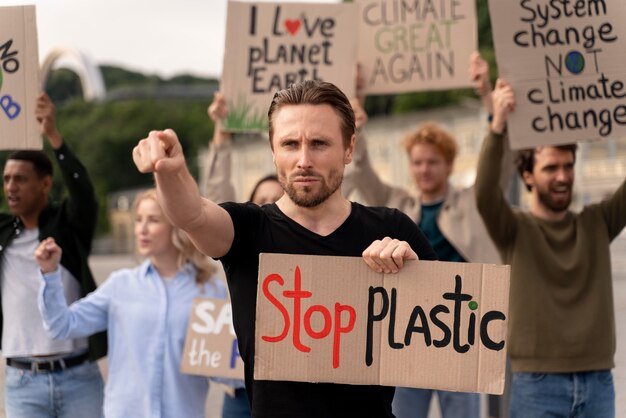 Diferentes pessoas se juntando a um protesto contra o aquecimento global