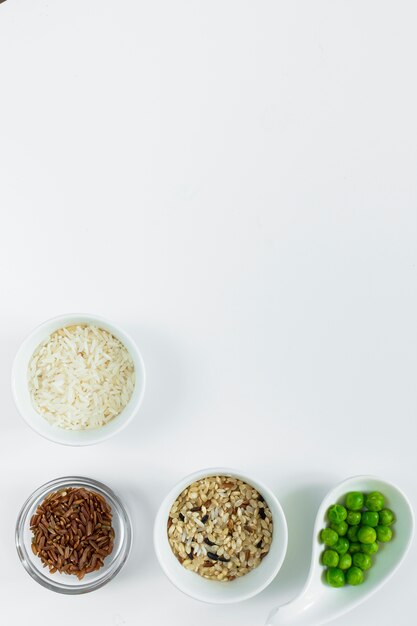 Diferentes tipos de arroz com feijão verde em taças