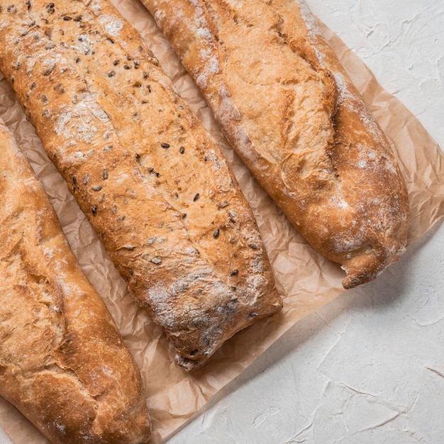 Diferentes tipos de pão em papel manteiga