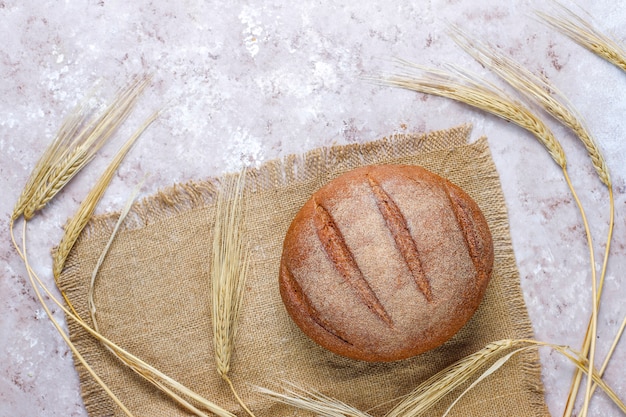 Diferentes tipos de pão fresco como pano de fundo, vista superior