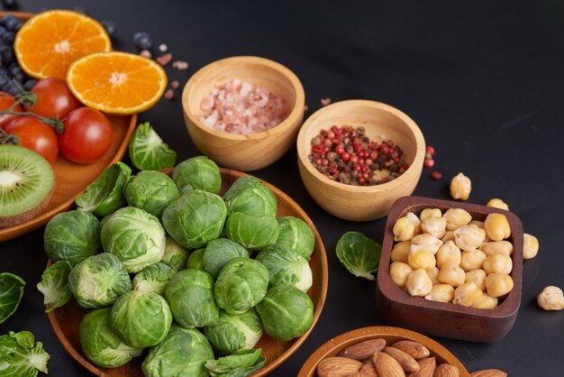 Diferentes vegetais, sementes e frutas na mesa. Vista de cima plana.