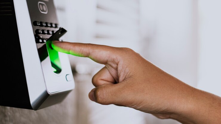 Foto grátis digitalizando o dedo em um controle de acesso por impressão digital contaminada por coronavírus