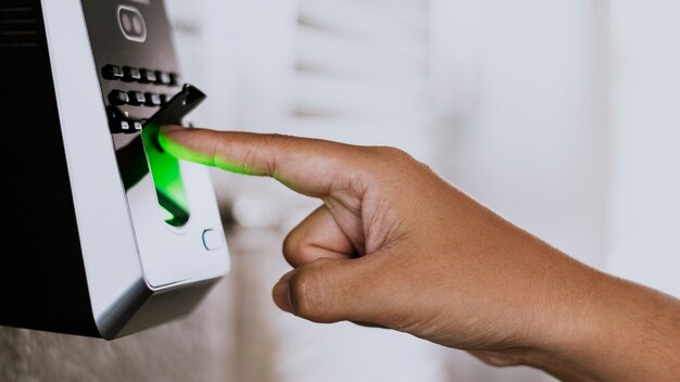 Digitalizando o dedo em um controle de acesso por impressão digital contaminada por coronavírus