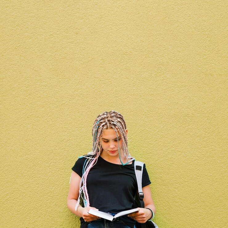 Foto grátis diligente e elegante livro de leitura de estudantes