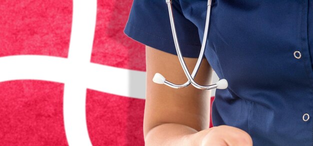 Dinamarca bandeira médica com estetoscópio, sistema nacional de saúde