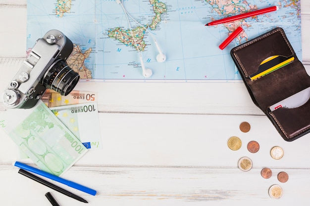 Foto grátis dinheiro e acessórios para viajar na mesa