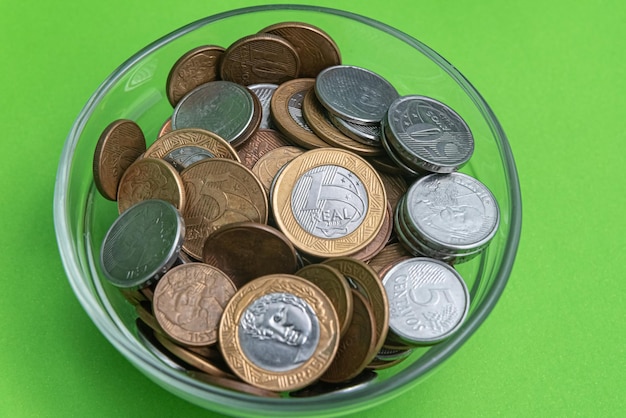 Dinheiro - moedas brasileiras - na tigela de vidro