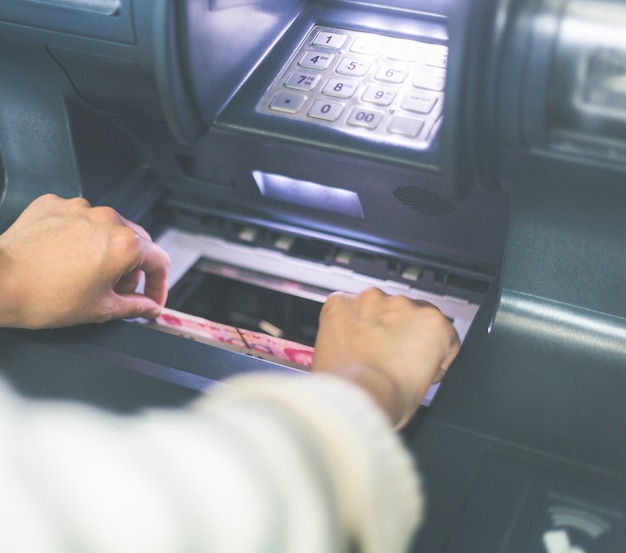 Foto grátis dinheiro na operação do banco atm