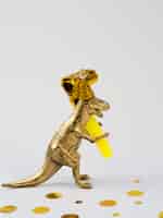 Foto grátis dinossauro engraçado de vista lateral com chapéu de aniversário