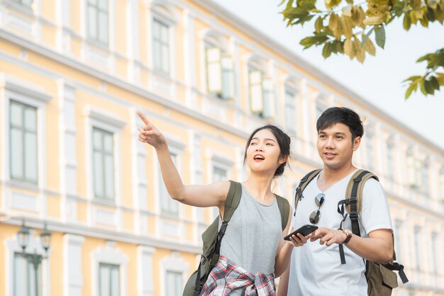 Direção de casal asiático viajante no mapa de localização em Bangkok, Tailândia