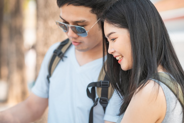 Foto grátis direção de casal asiático viajante no mapa de localização em bangkok, tailândia