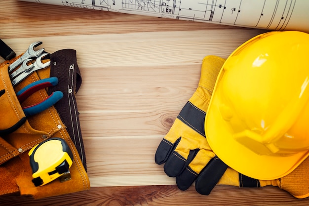 Foto grátis diretamente acima da mesa com ferramentas de trabalho