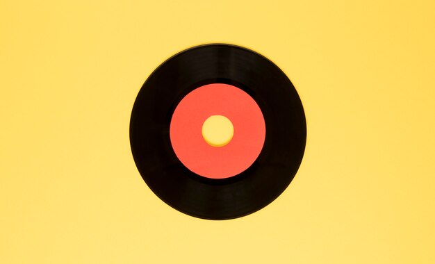 Disco de vinil com vista superior em fundo amarelo