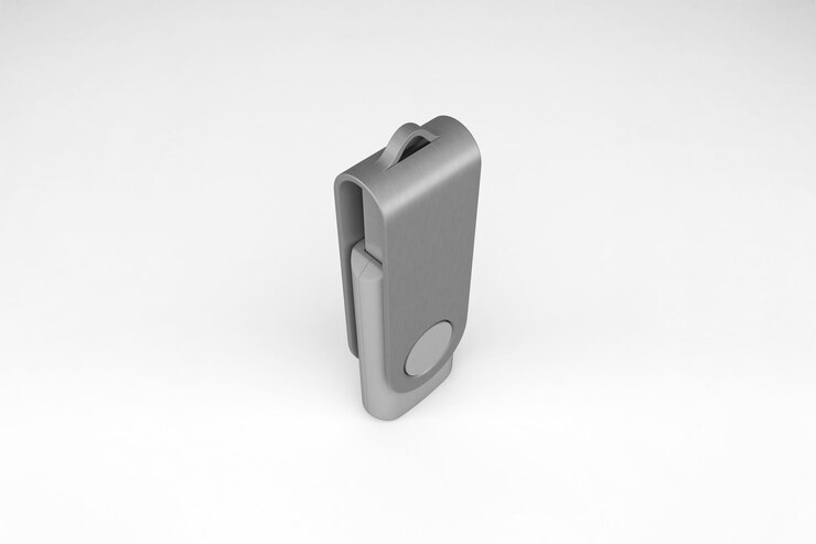 Foto grátis disco flash usb metálico isolado em superfície branca