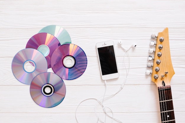 Discos, guitarra e smartphone