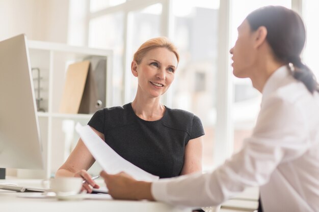 Discutindo as condições de cooperação com o parceiro de negócios