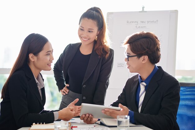 Discutindo dados com colegas de trabalho