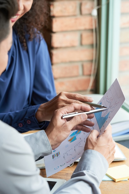 Foto grátis discutindo o gráfico de negócios