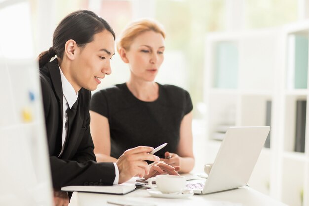 Discutindo o projeto com o colega de trabalho