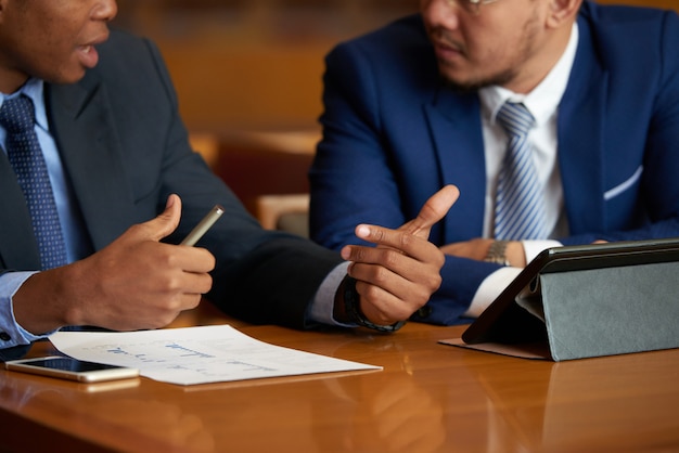 Foto grátis discutindo o relatório de negócios