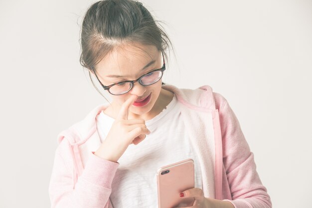 Disparou no estúdio da jovem asiática para tocar o temporizador do telefone móvel