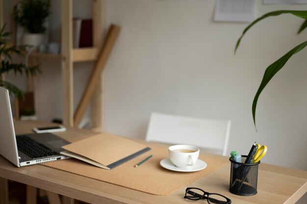 Disposição da mesa com laptop de alto ângulo