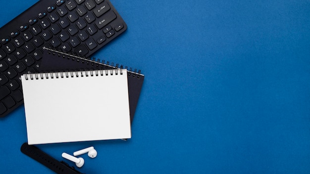 Foto grátis disposição da vista superior com teclado e notebooks