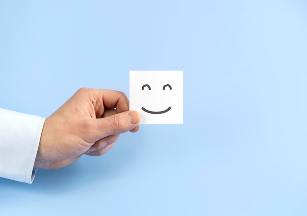 Disposição da vista superior com um cartão emoji sorridente