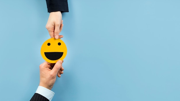 Disposição da vista superior com um cartão emoji sorridente