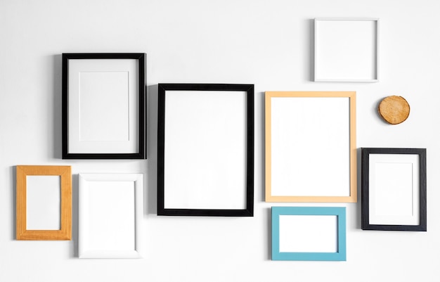Disposição de diferentes quadros numa parede