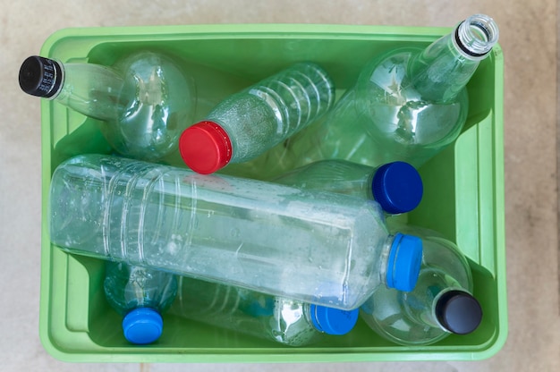 Foto grátis disposição de garrafas plásticas de vista superior
