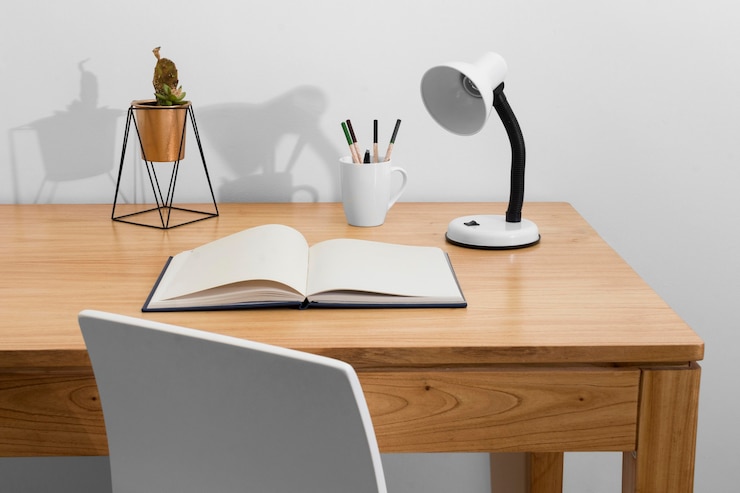 Foto grátis disposição de mesa com livro e lâmpada