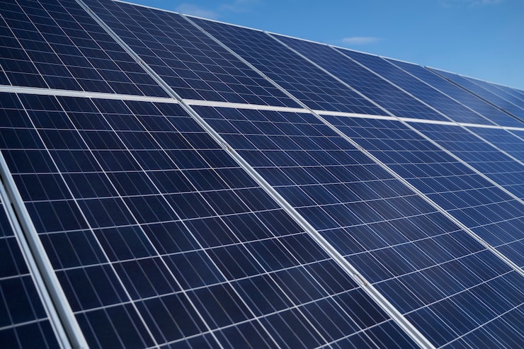 Foto grátis disposição de painéis solares de baixo ângulo