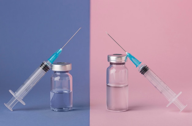 Foto grátis disposição de vacinação contra coronavírus em superfície bicolor