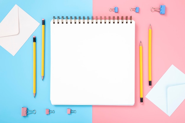 Disposição dos elementos da mesa com o caderno vazio