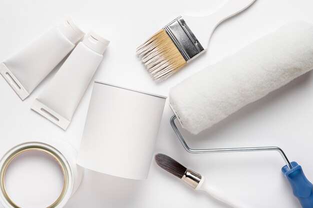 Disposição plana com pincéis e tubos de tinta