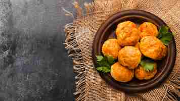 Foto grátis disposição plana de deliciosa comida brasileira com espaço de cópia